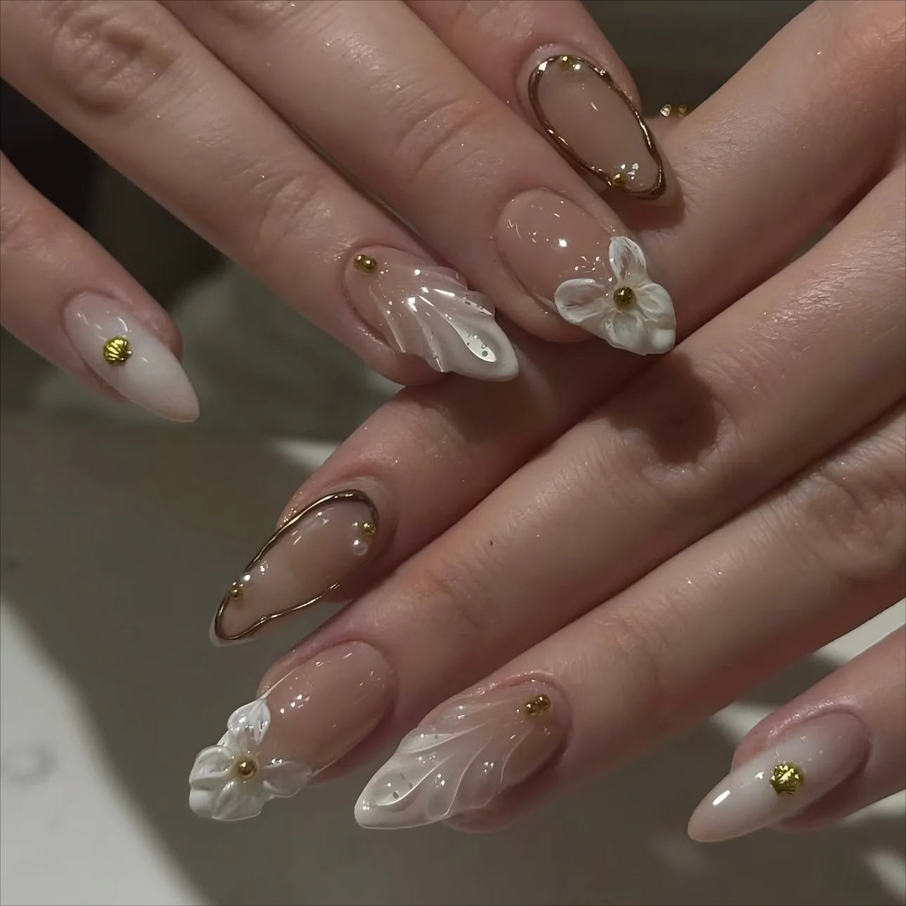 24pcs Flower Themed Mid-length Almond Press on Nails